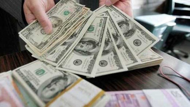 تفاوت نرخ دلار بازار با فروش اسکناسی دلار