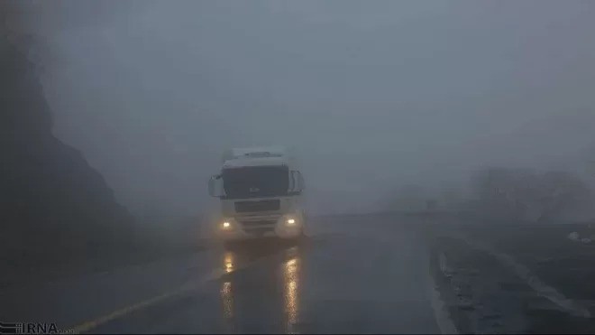 مه‌گرفتگی و ترافیک سنگین در جاده‌های شمال