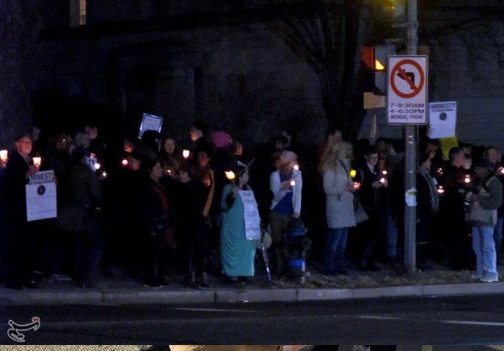 تظاهرات «خاموش» مقابل منزل معاون «ترامپ» / آمریکایی‌ها: «پنس» چیزی از قانون اساسی نمی‌فهمد + تصاویر