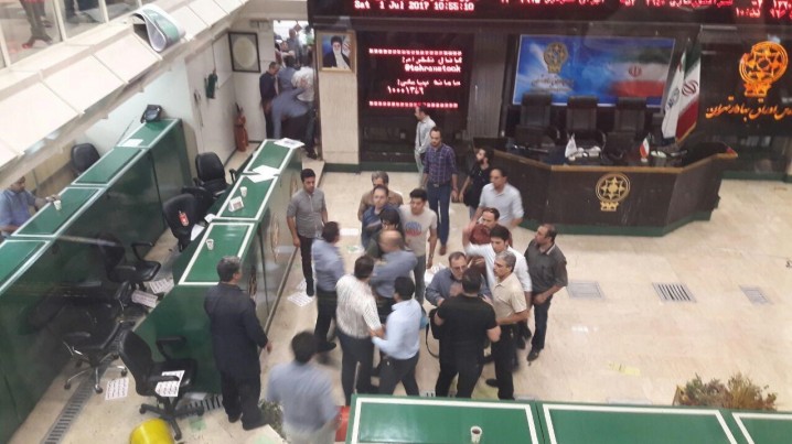 سهامداران معترض بورس را به هم ریختند + عکس