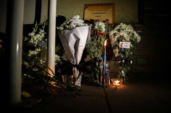 گروهي از شهروندان تهراني در مقابل سفارت فرانسه شمع روشن کردند