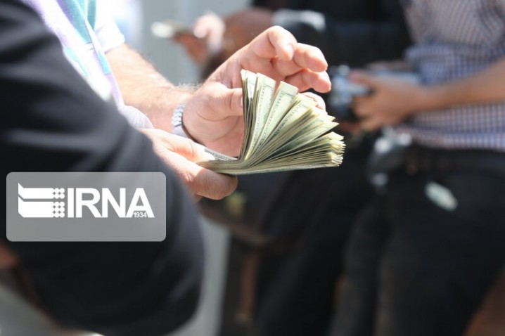 موج‌سواری دلالان ارز با قیمت بنزین