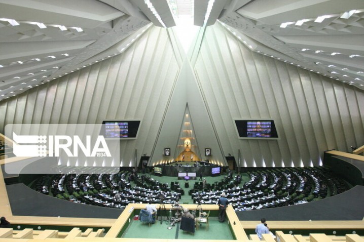 اعتراض یک نماینده جلسه علنی مجلس را به حاشیه کشاند