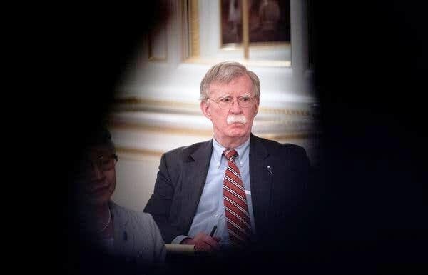 روایت واشنگتن پست از تضعیف موقعیت و نقش بولتون در دولت ترامپ