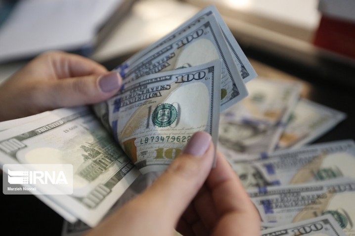کاهش ۱۰۰۰ تومانی نرخ دلار با آغاز عرضه ارز توسط بانک مرکزی