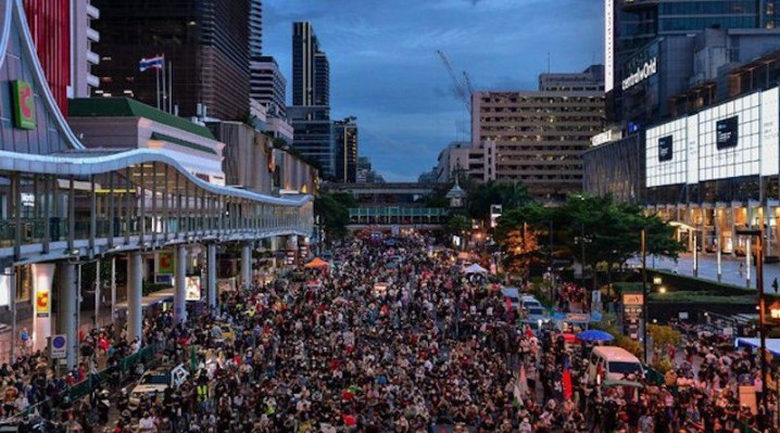 تظاهرات هزاران تایلندی در میان رای عدم اعتماد به نخست وزیر