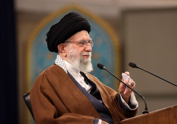 کسی که زندگی اشرافی دارد یا دم از تسلیم می‌زند نمی‌تواند به انقلاب پایبند باشد