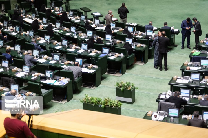 دولت وسط میدان جنگ اقتصادی است/ وظیفه مجلس کمک به دولت است 