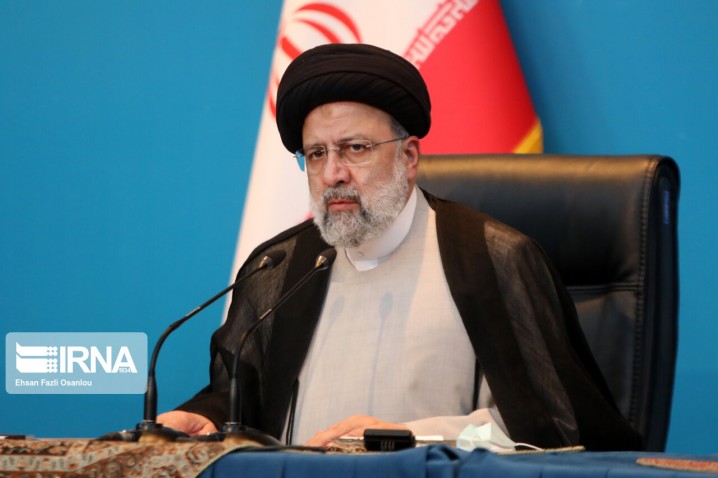 نماز یکی از راه‌های مهم حفظ جامعه در مقابل آسیب‌های اجتماعی است