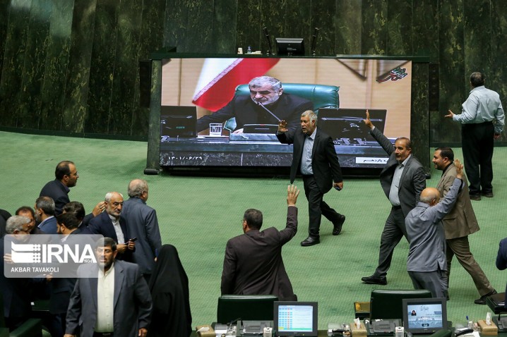 تعیین سقف معافیت مالیاتی دستمزد در مجلس حاشیه ساز شد