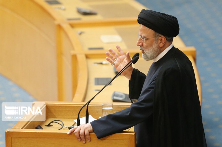 رئیسی: از کسانی که نمی‌گذارند رسانه‌های دشمن جای حق و باطل را عوض کنند سپاسگزارم