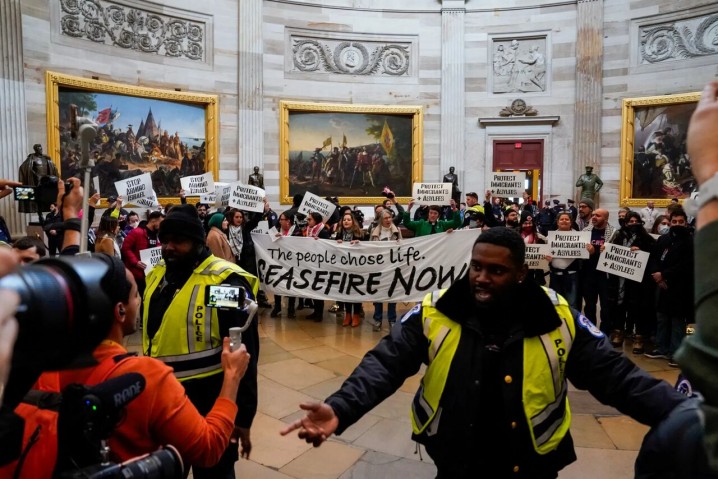 بازداشت حدود ۶۰ تظاهرکننده حامی فلسطین در ساختمان کنگره آمریکا