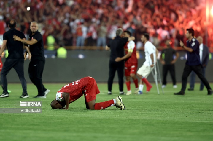 آسمان ایران سرخ شد؛ جشن قهرمانی پرسپولیس در آزادی