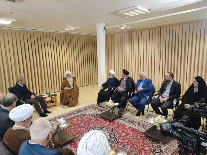 رئیسجمهور با آیتالله جوادی آملی دیدار کرد