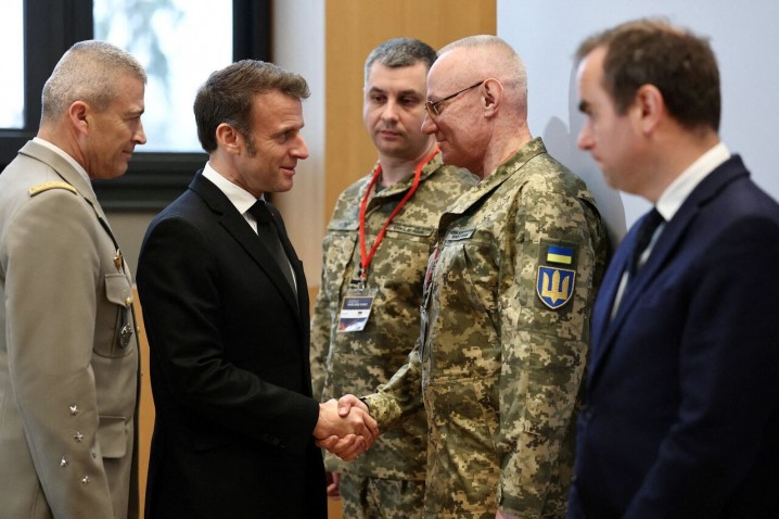 مکرون خواستار ارائه «ضمانت‌های معتبر امنیتی» به اوکراین شد