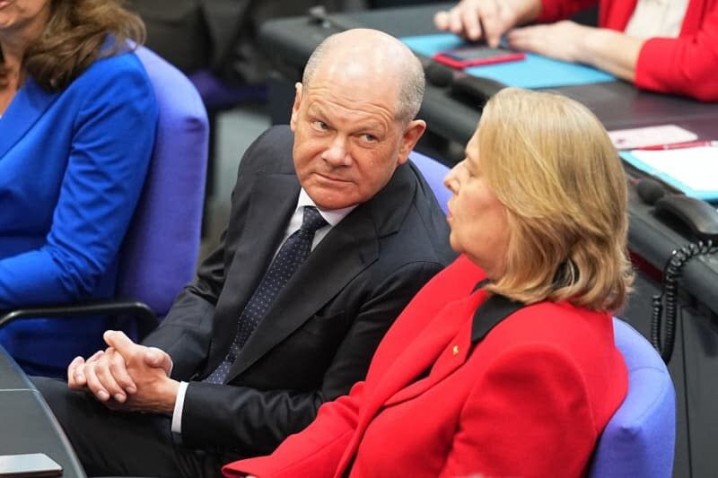 رئیس جمهور آلمان، شولتس را برکنار کرد