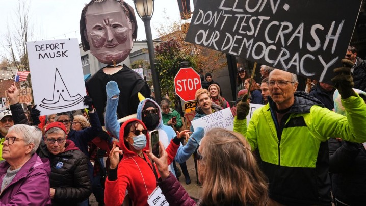 معترضان در آمریکا و اروپا علیه ایلان ماسک تظاهرات کردند