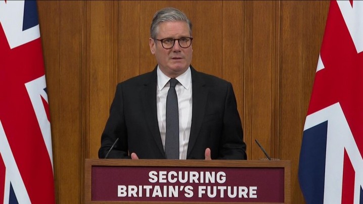 انگلیس قوانین مهاجرتی را سخت‌تر کرد / استارمر: اقامت امتیاز است، نه حق