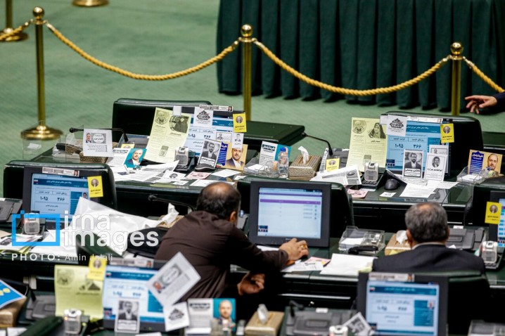 بارش تراکت‌های تبلیغاتی در صحن مجلس