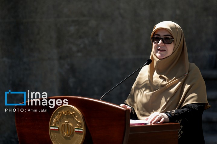 مهاجرانی:ساعت کاری ادارات تا پایان شهریور تغییر نمی‌کند/ مذاکره یک امر دستوری نیست