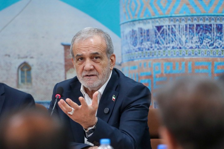 رئیس‌جمهور: اقتصاد و توسعه کشور نباید متکی به نفت باشد/ ضرورت تعادل بین منابع و مصارف