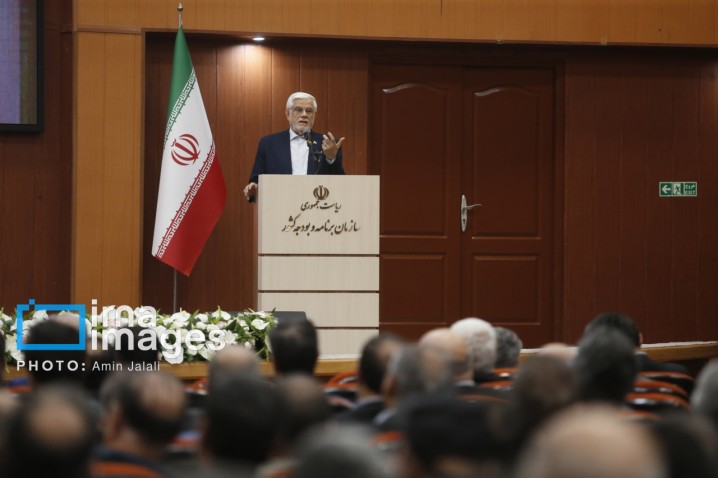 عارف:فعال‌سازی مکانیسم ماشه، مبنای حقوقی ندارد/ جدیت دولت در انجام اصلاحات ساختاری