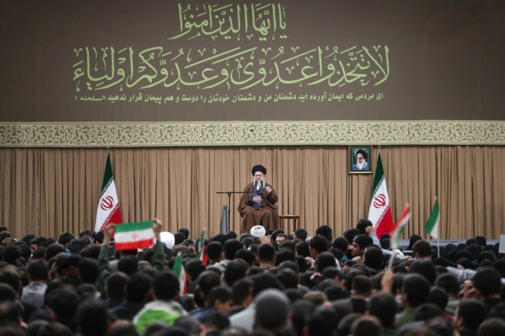رهبر انقلاب: ۱۳ آبان باید در تاریخ و حافظه ملی بماند/ اختلاف ایران و آمریکا ذاتی است