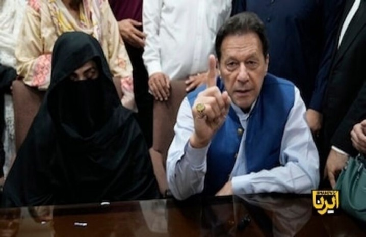 عمران خان و همسرش هر کدام به ۱۷ سال حبس محکوم شدند