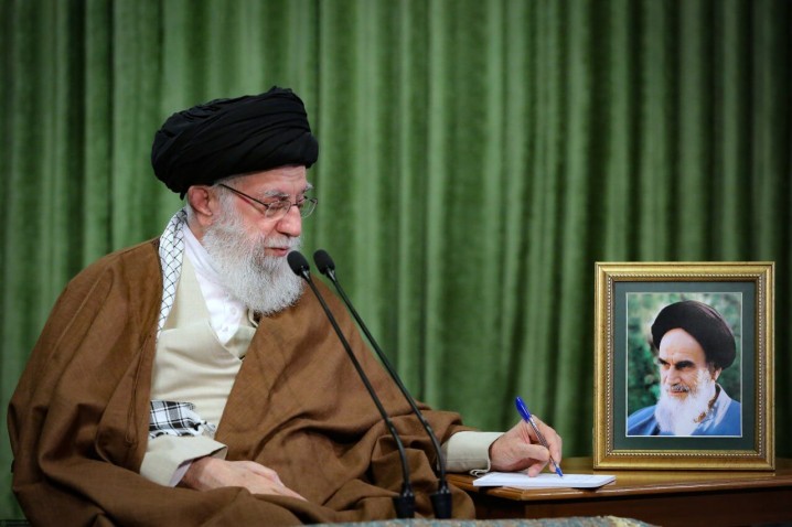 رهبر انقلاب: نیاز مهم امروز جهان، نظام عادلانه ملّی و بین‌المللی اسلامی است