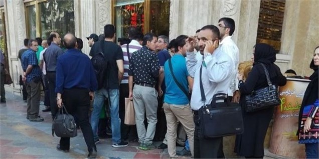 صرافی‌ها خالی از مشتری، ویترین‌ها پر از تماشاچی!
