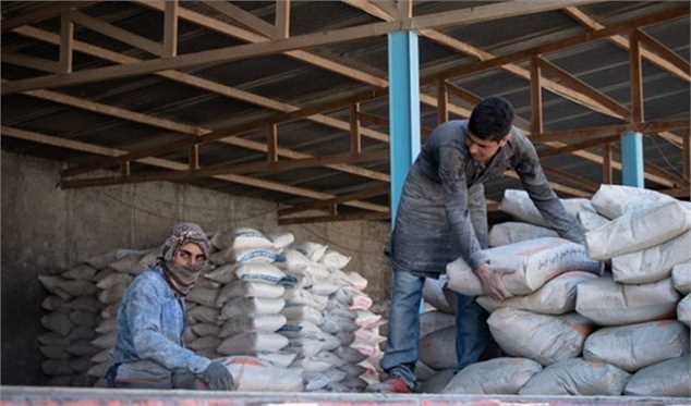 عرضه قطره‌چکانی سیمان با وجود پر بودن انبار دلال‌ها