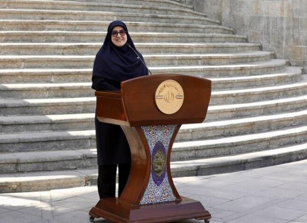 مهاجرانی: سهمیه بنزین تغییر نمی‌کند؛ تصمیم جدید برای خودروهای لوکس