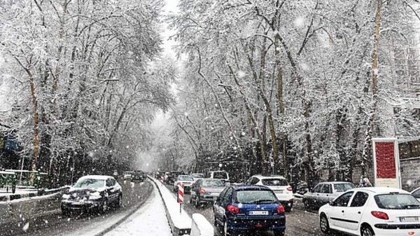 بارش برف در معابر شمالی پایتخت؛ پلیس: با احتیاط برانید