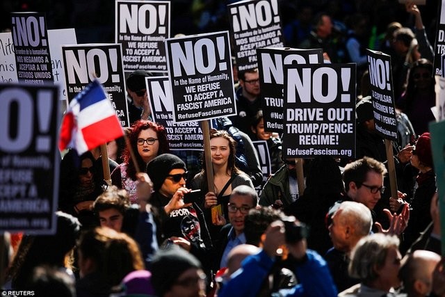 راهپیمایی گسترده علیه ترامپ در روز ملی \