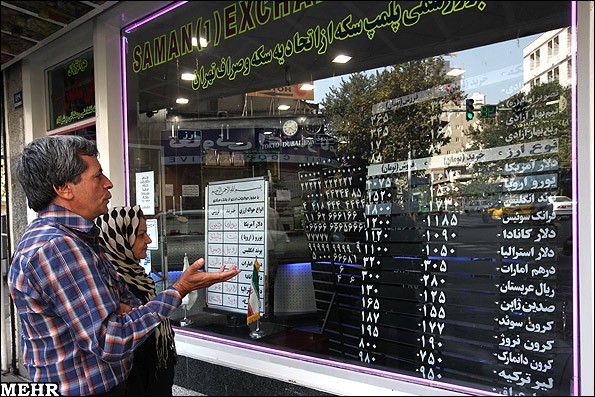 دلار از تابلوی صرافی ها برداشته شد .