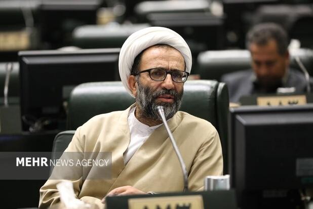 سلیمی: مصوبه دولت درباره بنزین مغایر با برنامه هفتم است