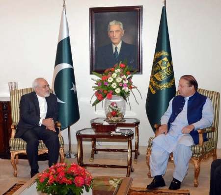 ظریف با نخست وزیر پاکستان دیدار کرد/موضوعات دوجانبه و مسائل منطقه ای محور گفت وگوها