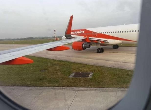 توقف پروازها در فرودگاه منچستر پس از برخورد دو هواپیما روی باند