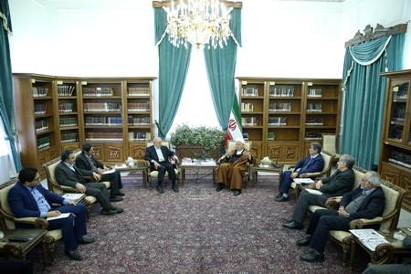 حاشیه‌سازان، بیشتر از دولت، رسانه و تریبون دارند/ منشور حقوق شهروندی حق همه مردم ایران است