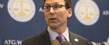 دادستان ایالت واشنگتن:از تمامی راهکارهای حقوقی برای به چالش کشیدن دستور ترامپ استفاده می کنیم