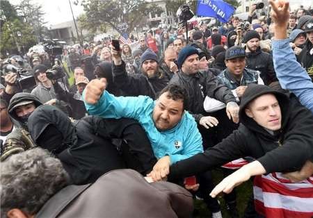 تظاهرات موافقان و مخالفان ترامپ در کالیفرنیا به خشونت کشیده شد