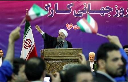 واکنش 10 هزار کارگر به اقلیت شعار دهنده علیه روحانی در حرم امام(ره)