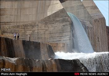 سد گلستان در پی بارش باران سرریز شد