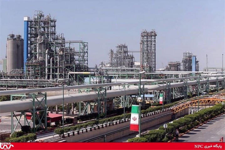 لزوم هدایت نقدینگی‌ها به سمت توسعه صنعت پتروشیمی