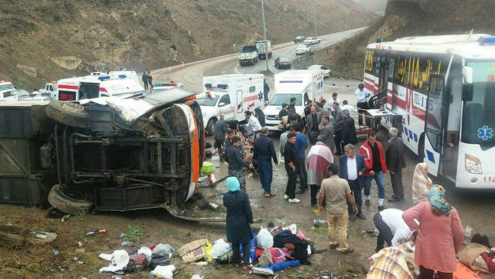 مصدومیت21تن درواژگونی اتوبوس درگردنه حیران