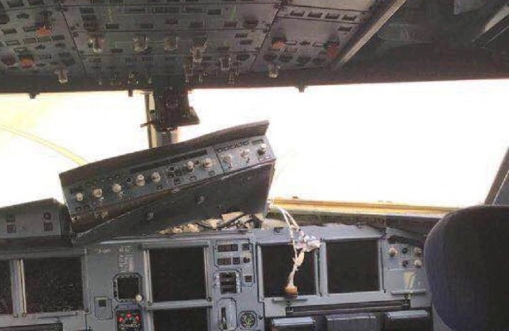 خلبان چینی هواپیما را معجزه آسا بر زمین نشاند