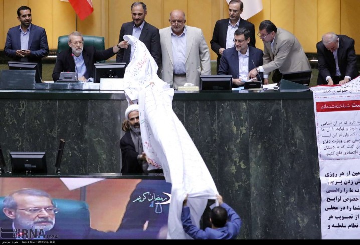 ابر و باد و مه خورشید و فلک، علیه یک لایحه!