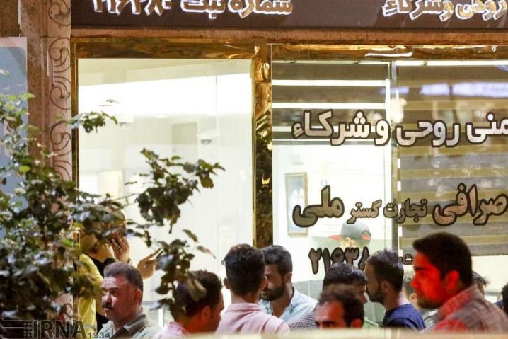 ورود بانک ها به بازار ارز، به آرام سازی فضا کمک می کند