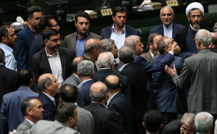 روزهای داغ مجلس؛از سیلی و کتک تا چک 5 میلیون تومانی