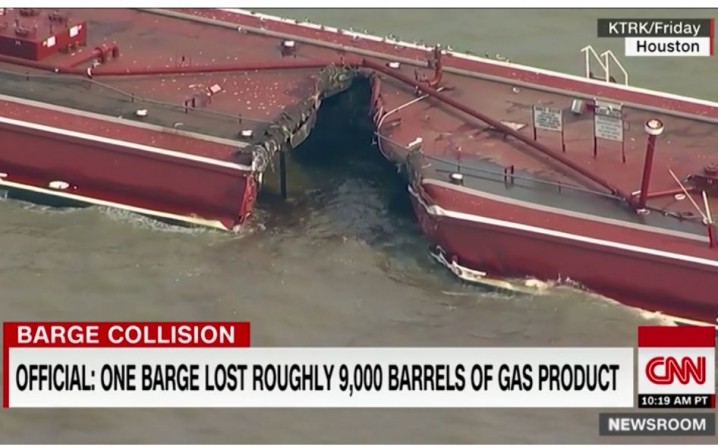 برخورد نفتکش آمریکا با دو قایق حامل سوخت 9 هزار بشکه بنزین را روانه دریا کرد
